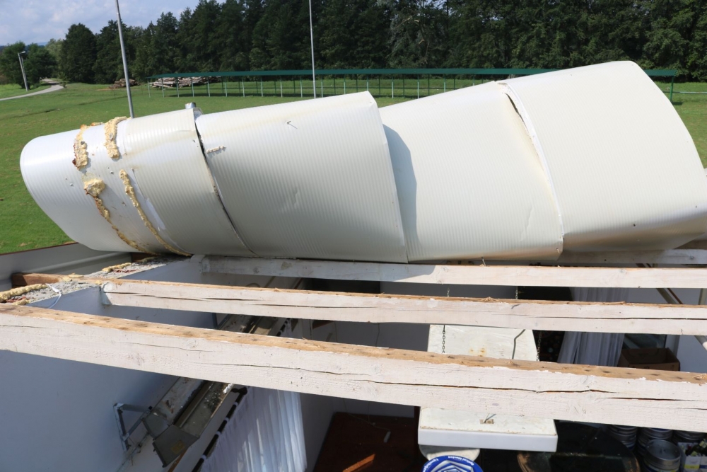 ʺTajfunʺ pogodio Mihaljevce, s objekta na nogometnom igralištu vjetar iščupao krov