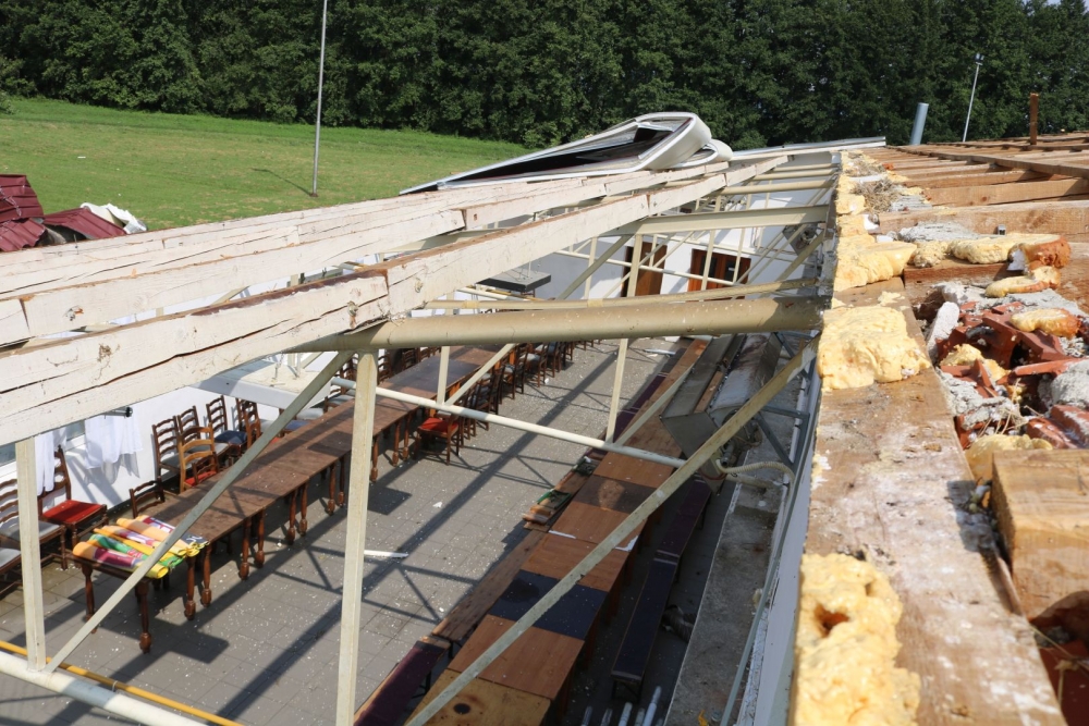 ʺTajfunʺ pogodio Mihaljevce, s objekta na nogometnom igralištu vjetar iščupao krov