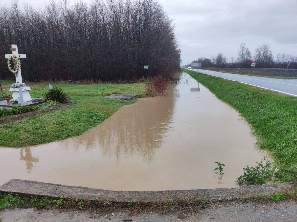 I PLETERNIČKI KRAJ POD VODOM: Komorica potopljena, ništa bolje ni u Požeškoj Koprivnici