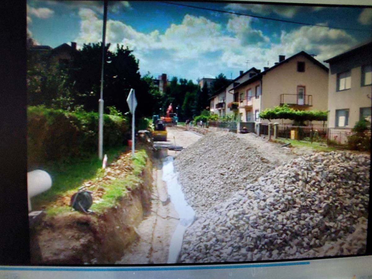 Asfalt Županijske ulice koji se već raspada ogledalo je Glavićevog (ne)rada