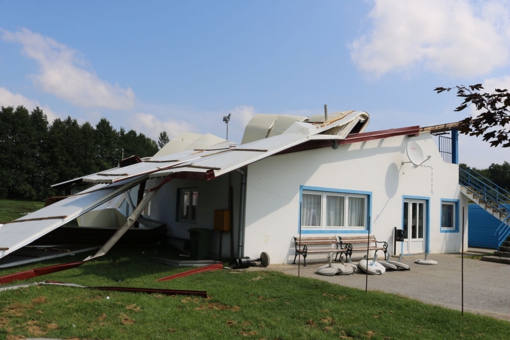 ʺTajfunʺ pogodio Mihaljevce, s objekta na nogometnom igralištu vjetar iščupao krov