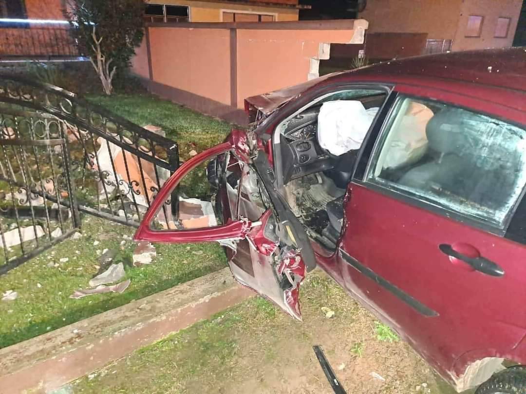 TEŠKA PROMETNA U MIHALJEVCIMA: Automobilom sletio s ceste i srušio dvorišnu ogradu