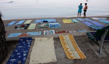 S GODIŠNJEG ODMORA U BANKROT: KAKO (NE) LJETUJU HRVATI Njih 43% kupa se na moru, a 57% doma u lavoru, čak ni zaposleni ne može kod nas platiti hotel