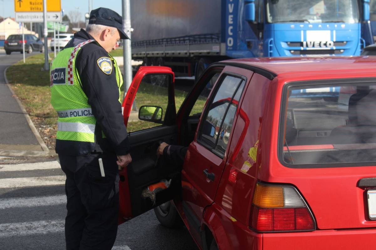 POLICIJA UPOZORAVA GRAĐANE: Iznos novčane kazne za nekorištenje sigurnosnog pojasa isti je sjedili vi na prednjem ili zadnjem sjedalu...