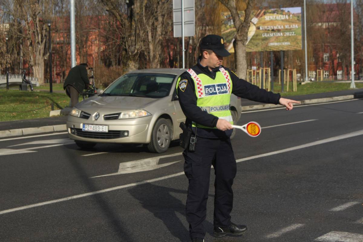 POLICIJA UPOZORAVA GRAĐANE: Iznos novčane kazne za nekorištenje sigurnosnog pojasa isti je sjedili vi na prednjem ili zadnjem sjedalu...