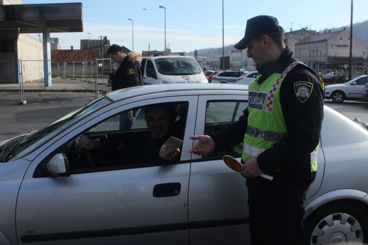 POLICIJA UPOZORAVA GRAĐANE: Iznos novčane kazne za nekorištenje sigurnosnog pojasa isti je sjedili vi na prednjem ili zadnjem sjedalu...