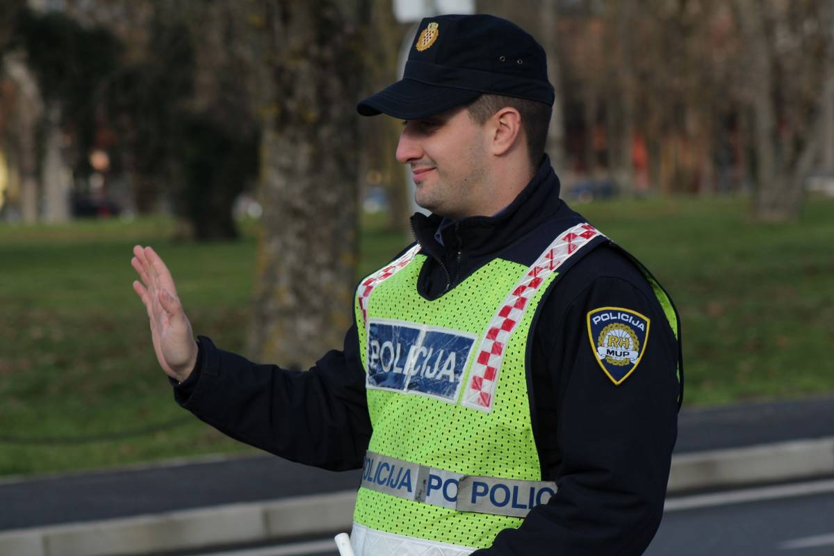 POLICIJA UPOZORAVA GRAĐANE: Iznos novčane kazne za nekorištenje sigurnosnog pojasa isti je sjedili vi na prednjem ili zadnjem sjedalu...