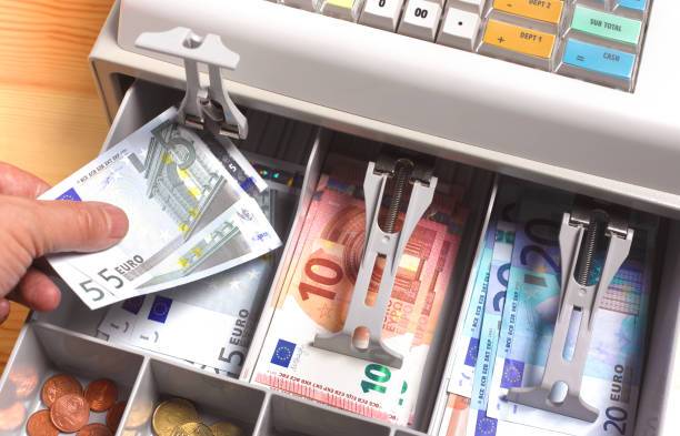 Bocom deterdženta udarila blagajnicu po glavi: ʺŠuti i vadi pareʺ