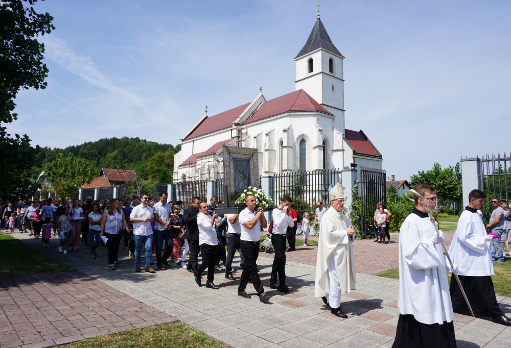 Na Veliku Gospu obitelji s brojnom djecom hodočastile u Voćin
