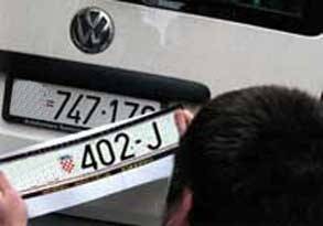 Šveđanin uhvaćen kako na automobil stavlja lažne registracijske pločice