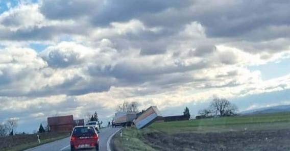 POVEĆAJTE OPREZ: Olujni vjetar prevrnuo kamion kod Kule