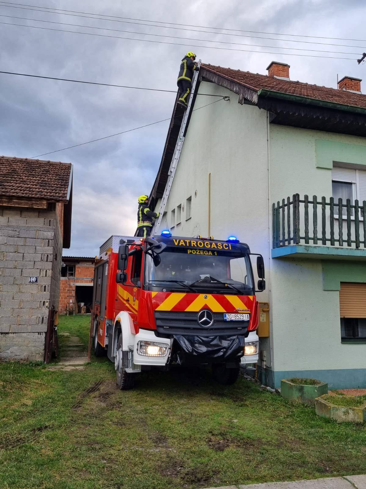 Jak vjetar srušio bor u Brestovcu, a u Požegi pune ruke posla za vatrogasce