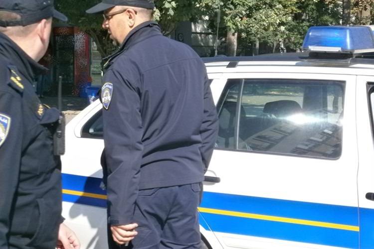 POLICIJA TRAGA ZA MUŠKARCEM: Drska krađa u Sl. Brodu