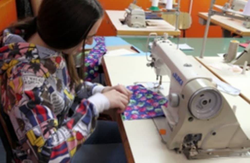 Učenici Obrtničke škole Požega izradili i donirali  turbane, kape i sanitetske marame za onkološke bolesnike Opće županijske bolnice Požega“