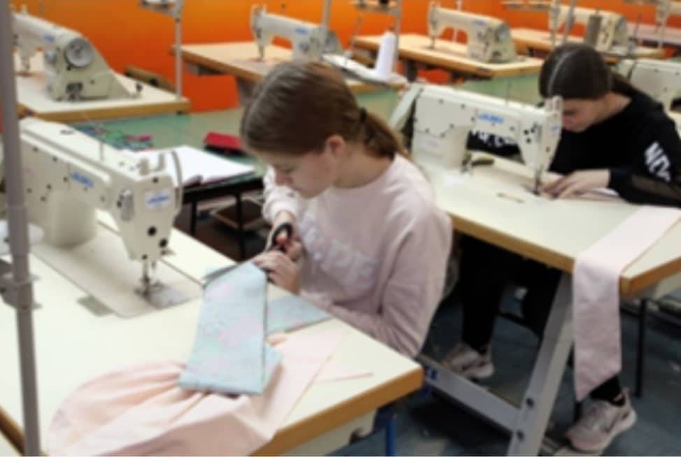 Učenici Obrtničke škole Požega izradili i donirali  turbane, kape i sanitetske marame za onkološke bolesnike Opće županijske bolnice Požega“