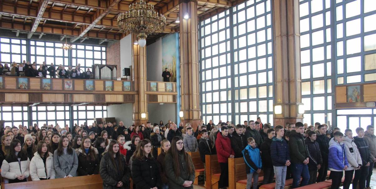 Biskup Škvorčević predvodio misu za poginule hrvatske branitelje i molitvu za mir u Ukrajini