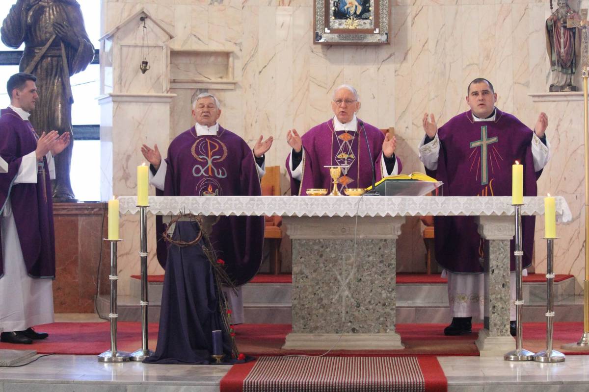 Biskup Škvorčević predvodio misu za poginule hrvatske branitelje i molitvu za mir u Ukrajini