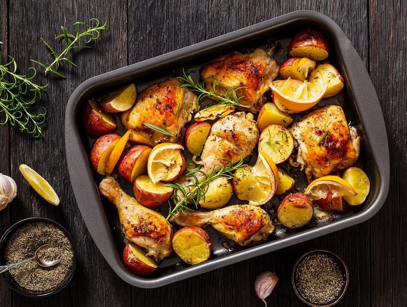 U jednoj tepsiji: Najlakši recept za prefinu pečenu piletinu s krumpirom