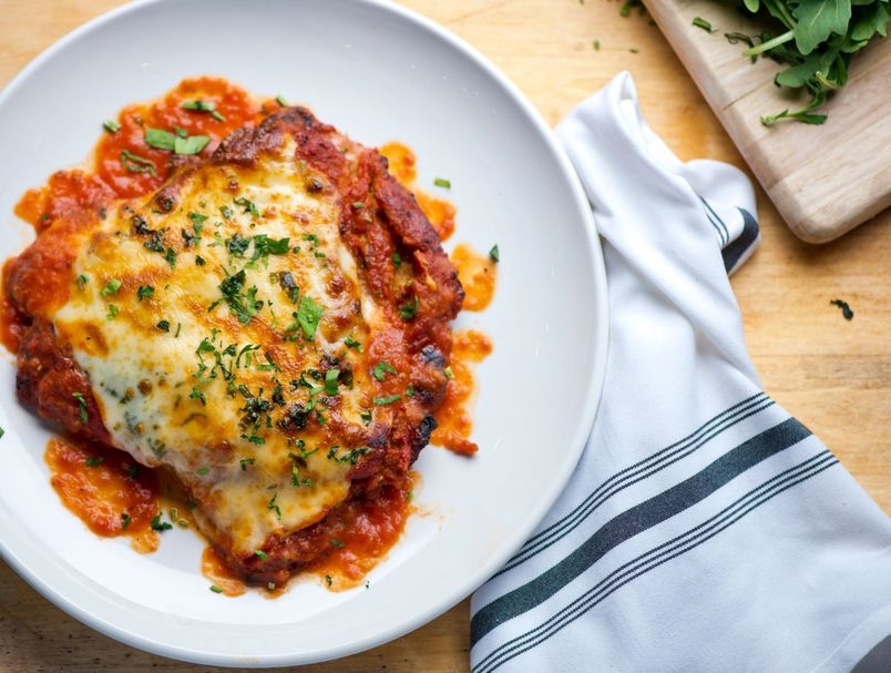 Recept za zapečenu pohanu piletinu u umaku od rajčice