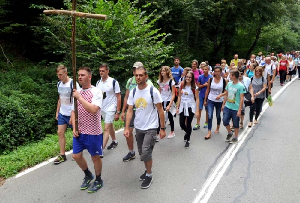 Gotovo tisuću vjernika krenulo put Voćina