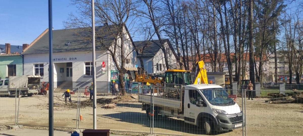 Grad Požega stanarima obećao da neće dirati stabla u ulici dr. F. Tuđmana, a danas ih ruše!