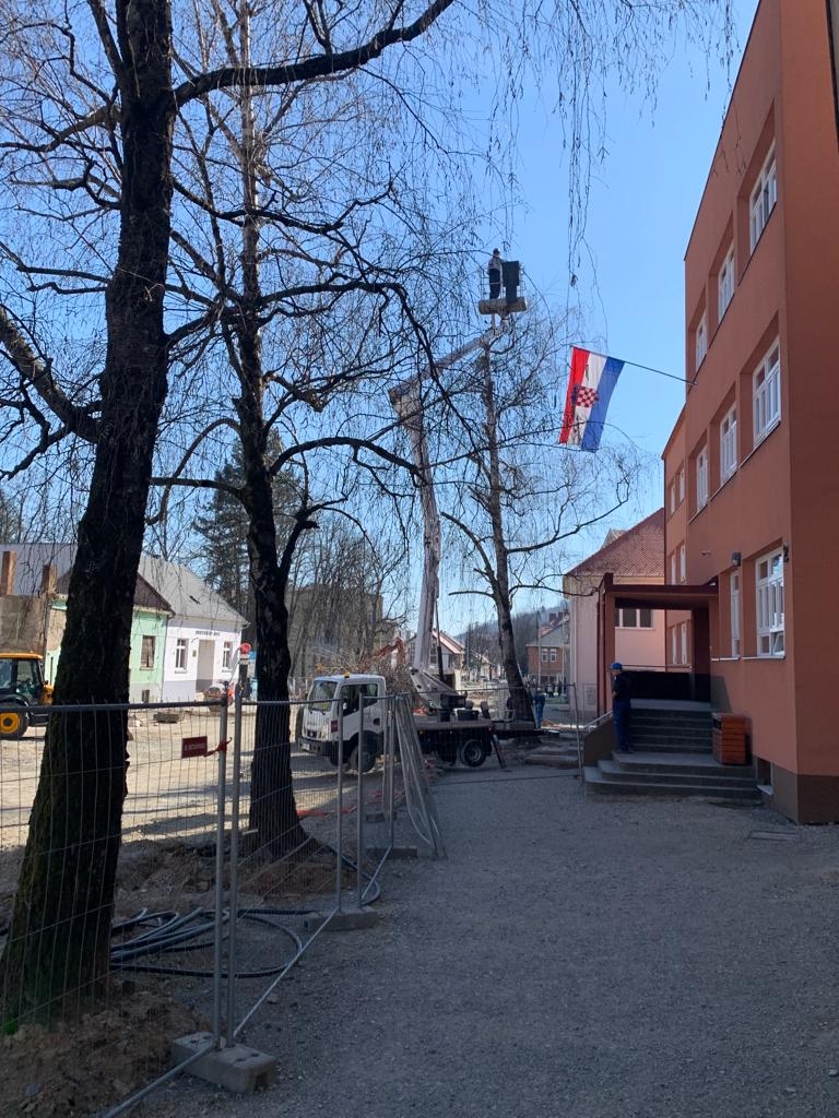 Grad Požega stanarima obećao da neće dirati stabla u ulici dr. F. Tuđmana, a danas ih ruše!