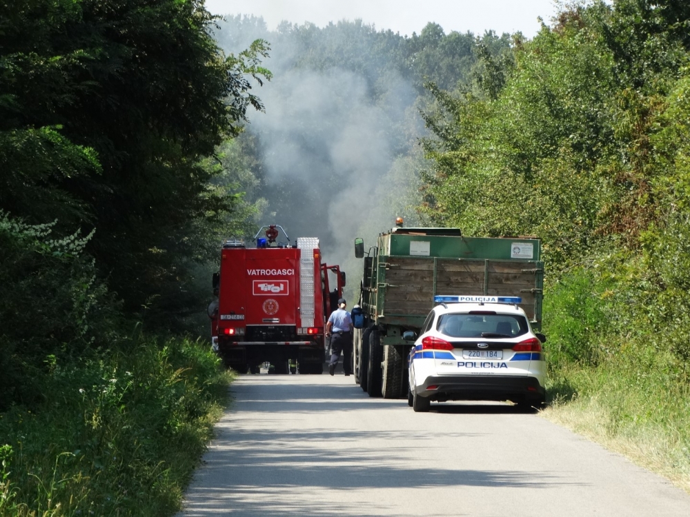 Zapalio se kombi, vatrogasci brzo ugasili vatru