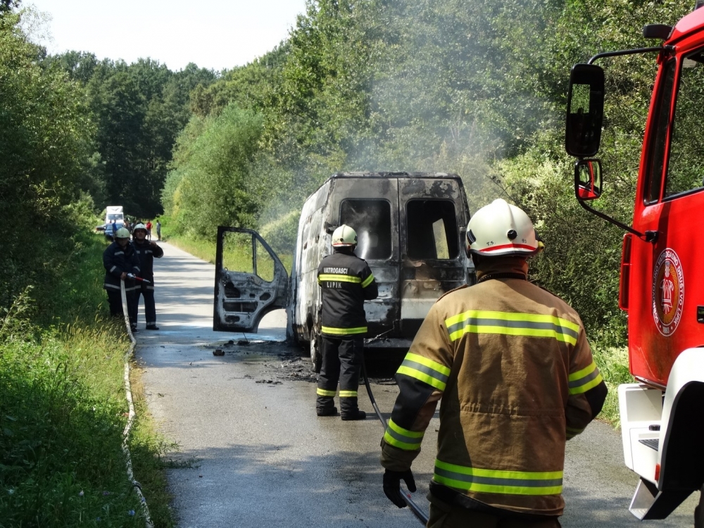 Zapalio se kombi, vatrogasci brzo ugasili vatru