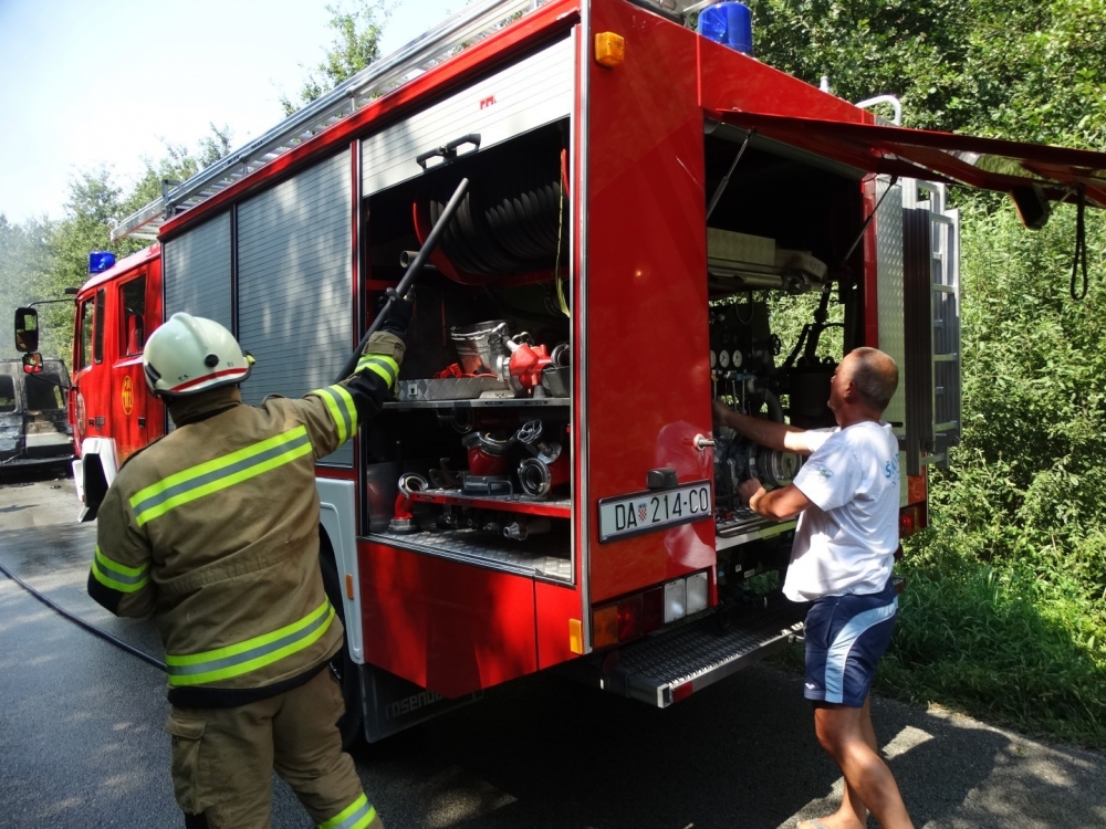 Zapalio se kombi, vatrogasci brzo ugasili vatru