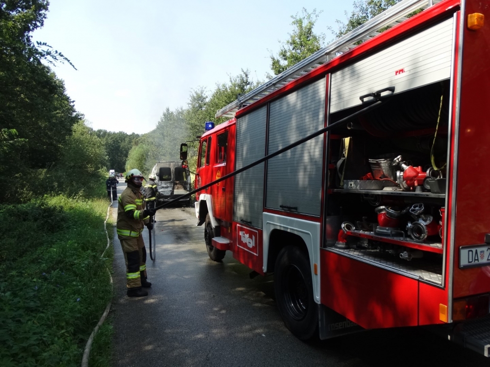 Zapalio se kombi, vatrogasci brzo ugasili vatru