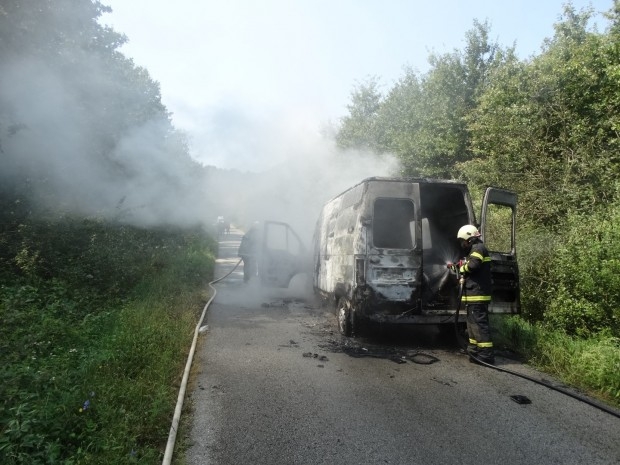 Zapalio se kombi, vatrogasci brzo ugasili vatru