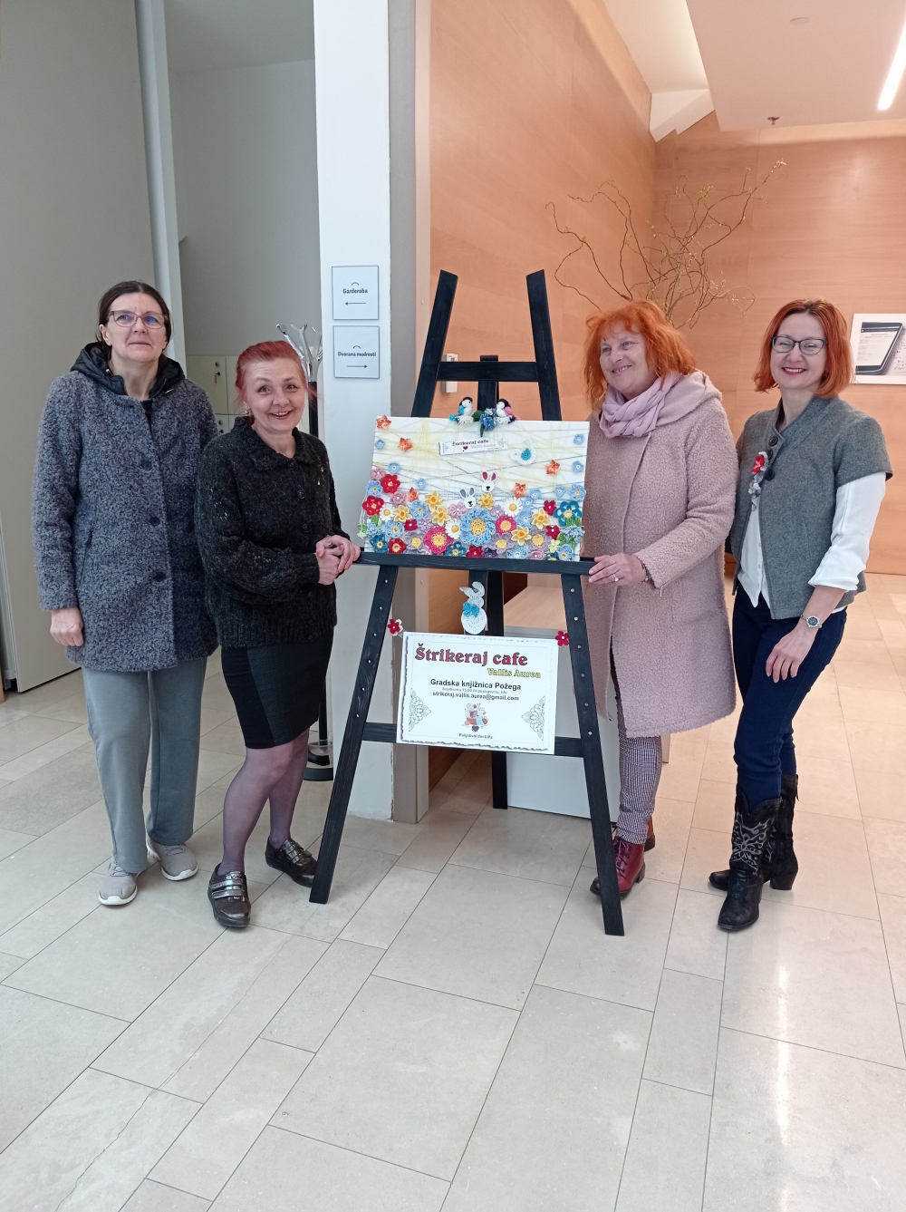 ŠTRIKERAJ CAFE VALLIS AUREA: Postavljena ’cvjetna livada’, slika od heklanih detalja