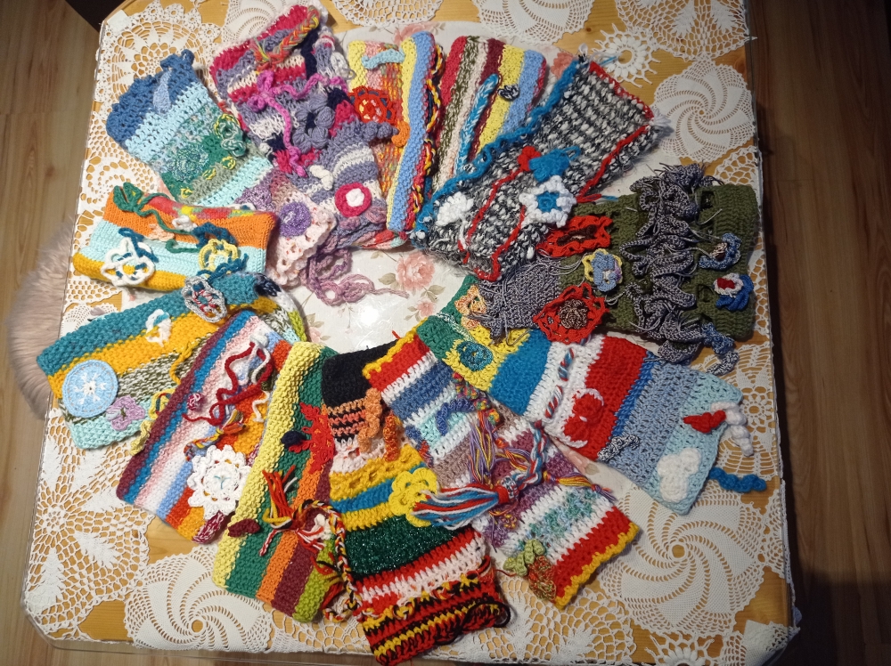 ŠTRIKERAJ CAFE VALLIS AUREA: Postavljena ’cvjetna livada’, slika od heklanih detalja