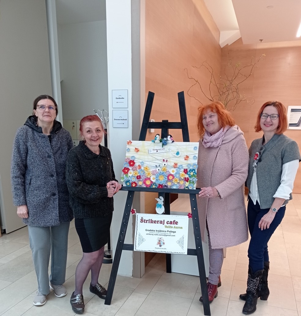 ŠTRIKERAJ CAFE VALLIS AUREA: Postavljena ’cvjetna livada’, slika od heklanih detalja