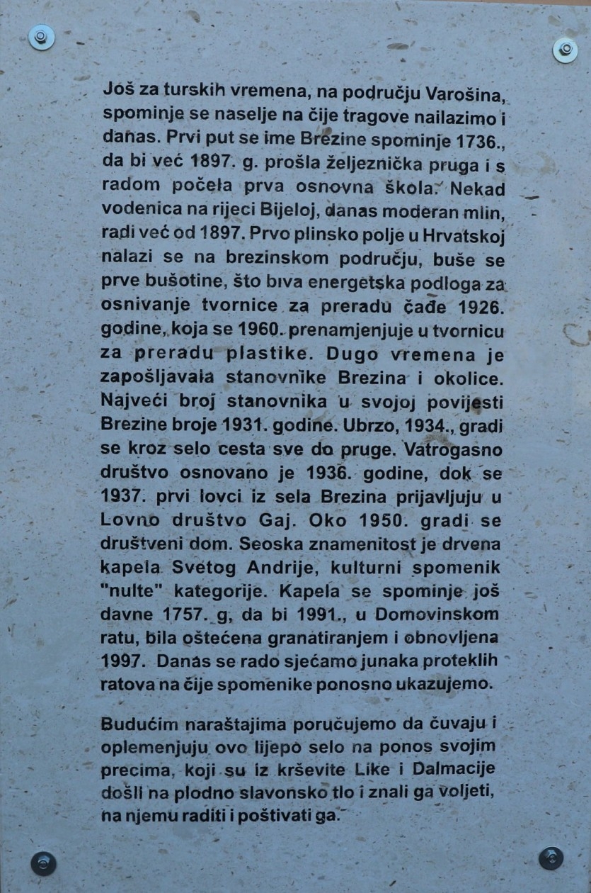 Postavljena ploča na kojoj je prikazana povijest mjesta