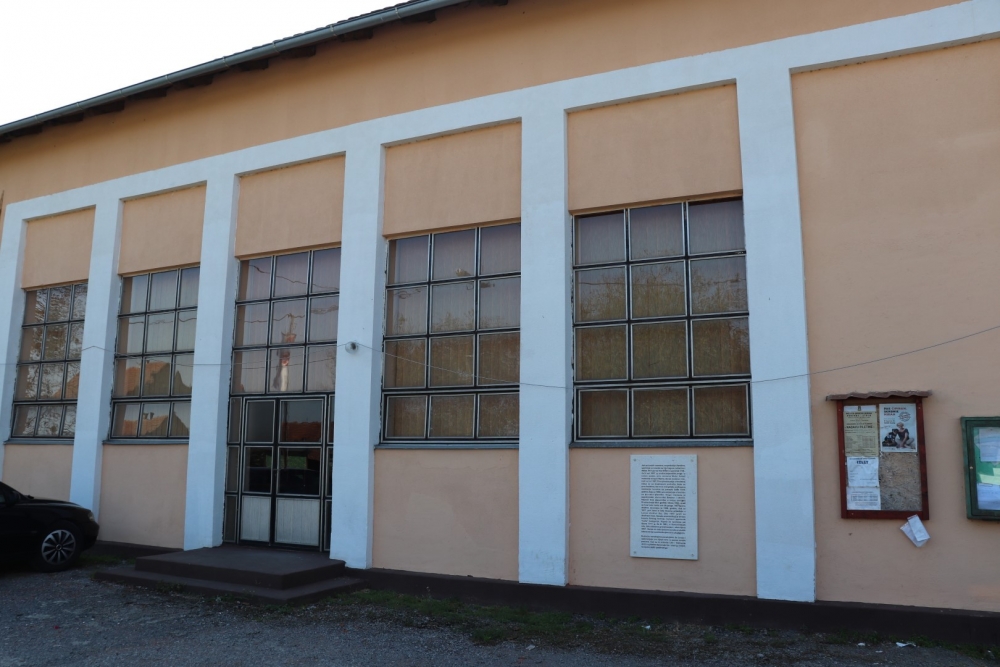 Postavljena ploča na kojoj je prikazana povijest mjesta