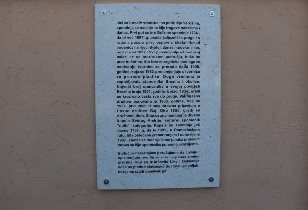 Postavljena ploča na kojoj je prikazana povijest mjesta