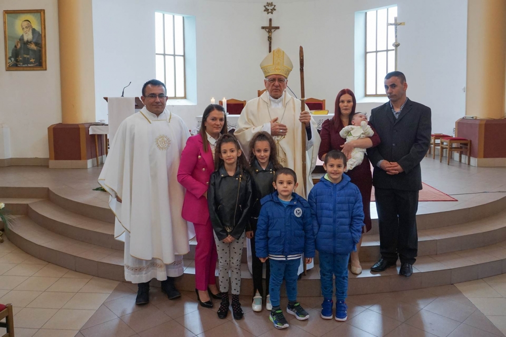 Biskup Škvorčević krstio peto dijete roditelja Gegić