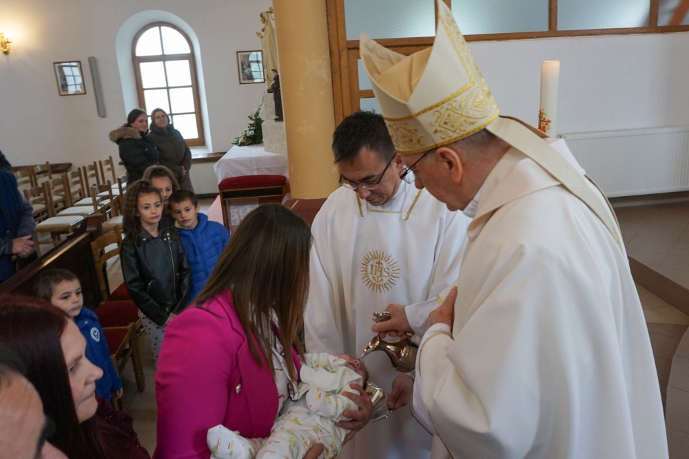 Biskup Škvorčević krstio peto dijete roditelja Gegić