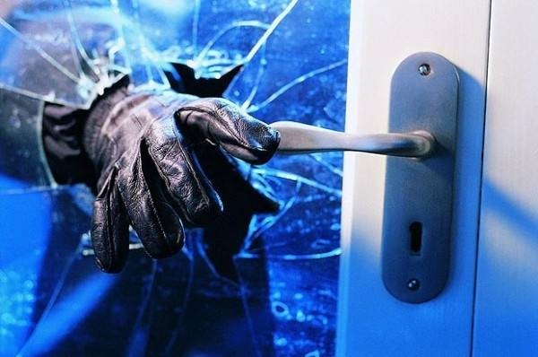 Muškarac (23) iz Našica osumnjičen za dvije krađe u pokušaju