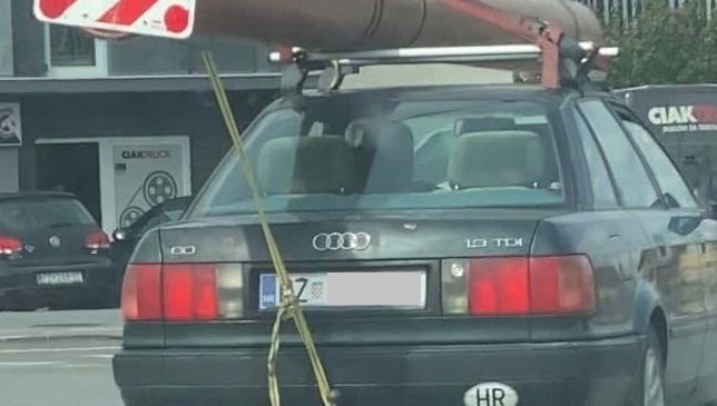 Pogledajte kako je jedan vozač u Požegi prevozio ogromnu cijev