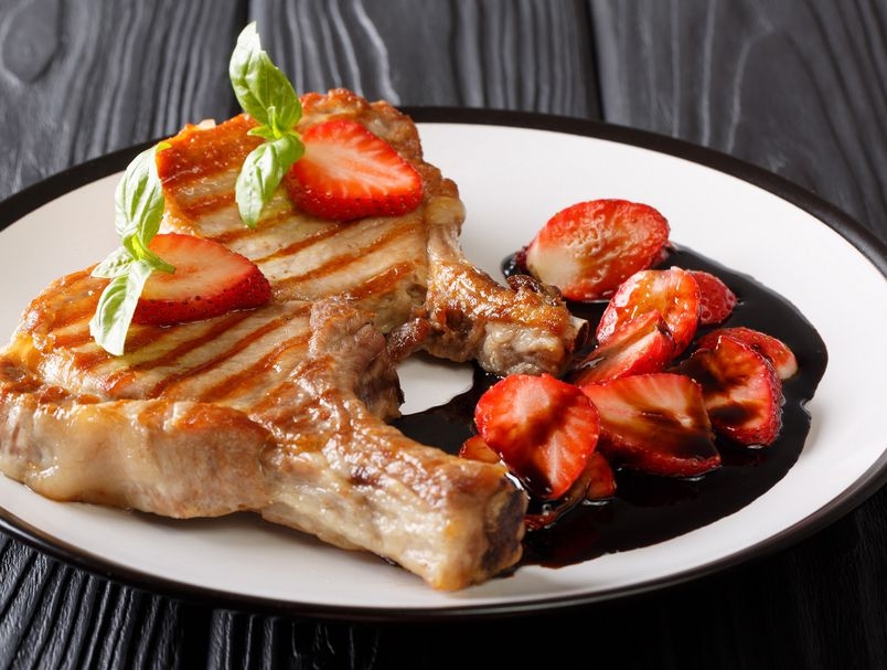 Neočekivano ukusno i slasno: Recept za svinjske kotlete s jagodama