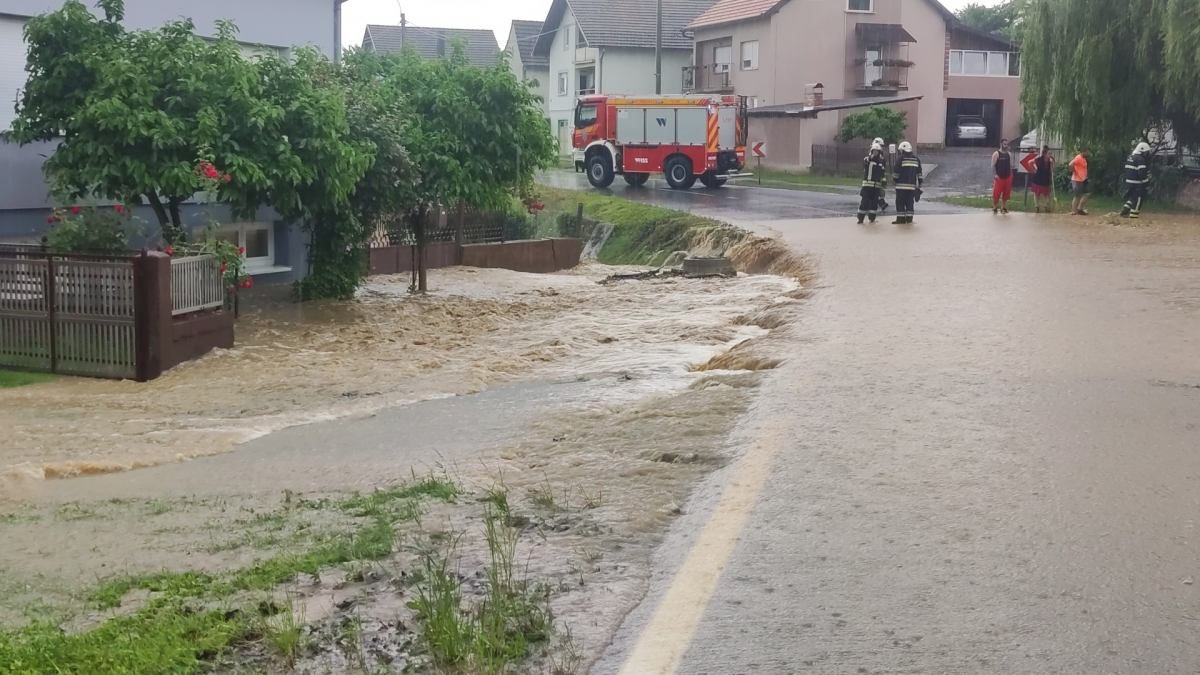 BRESNICA POPLAVLJENA: Zatvorena cesta