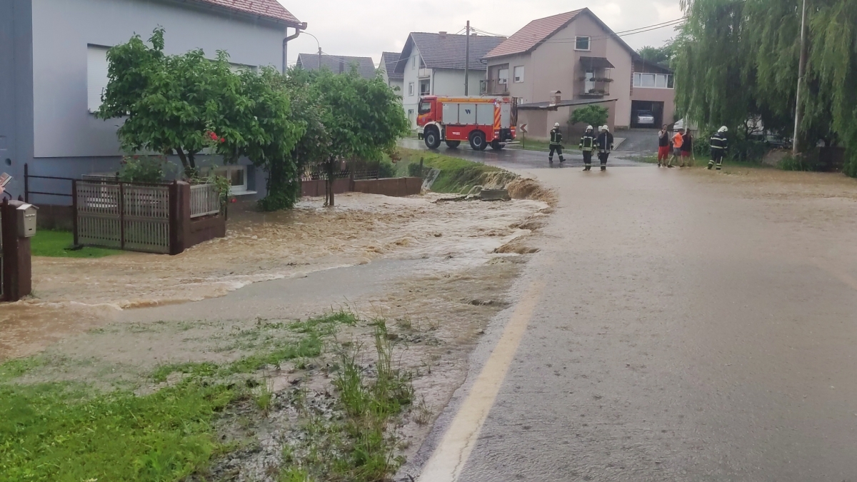 BRESNICA POPLAVLJENA: Zatvorena cesta