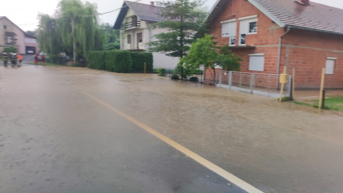 BRESNICA POPLAVLJENA: Zatvorena cesta