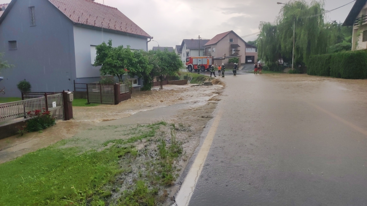 BRESNICA POPLAVLJENA: Zatvorena cesta