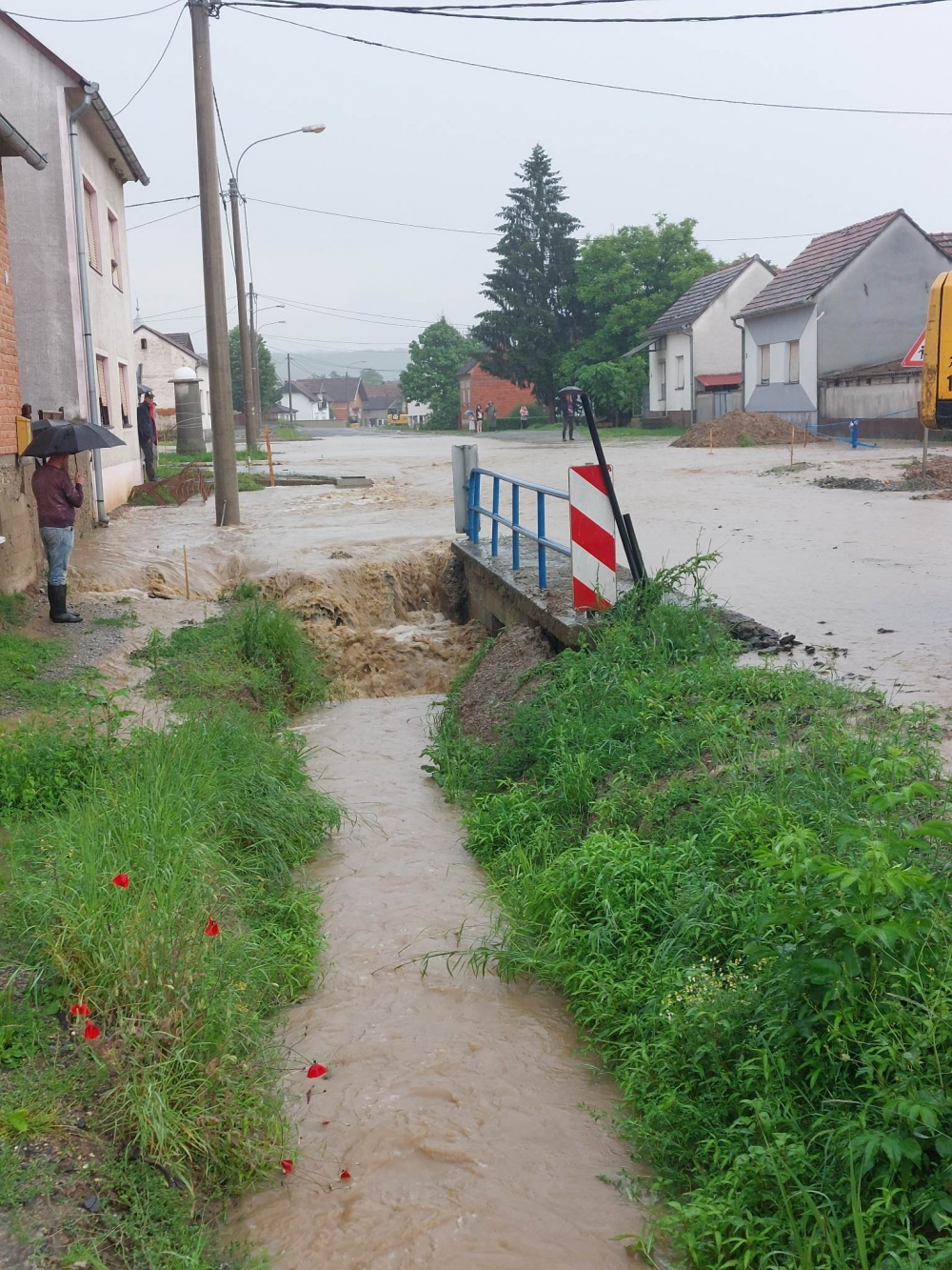 KAKO ŽIVE STANOVNICI FRKLJEVACA I KADANOVACA?? Očajni su i prepušteni sami sebi...