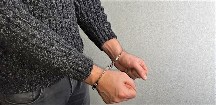 SLAVONSKI BROD: Muškarac pretukao tinejdžericu jer mu je ispred škole napala kćer