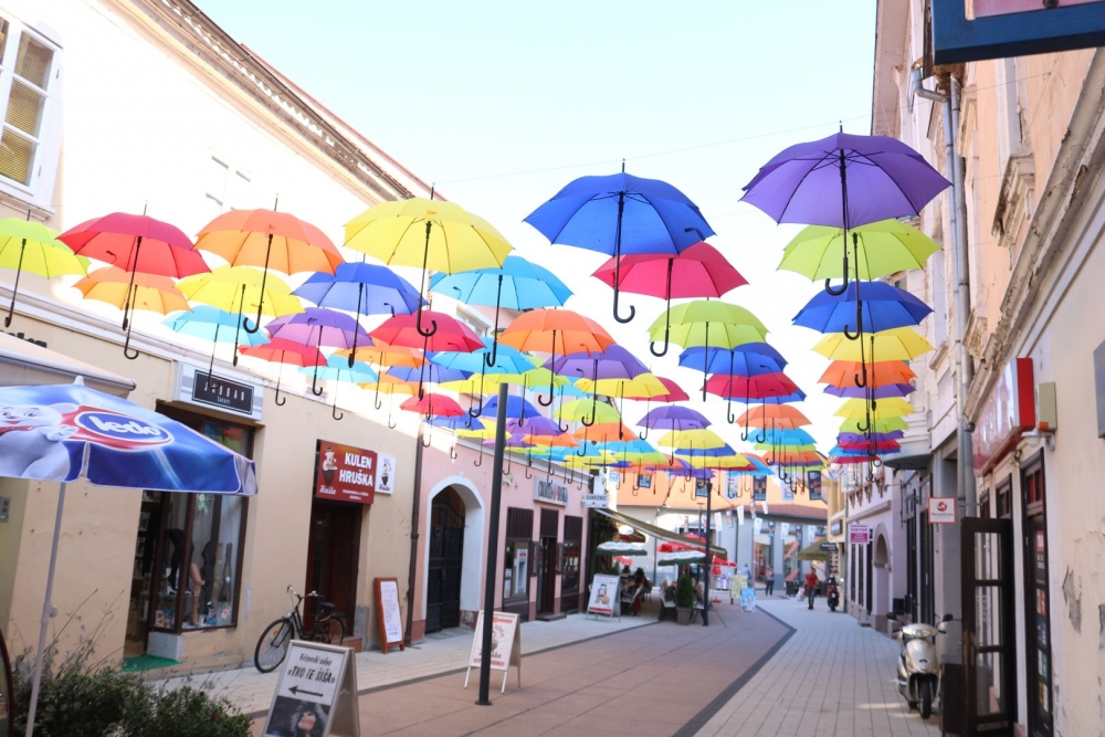 Požega spremna za Aurea Fest: Pješačka zona ukrašena kišobranima
