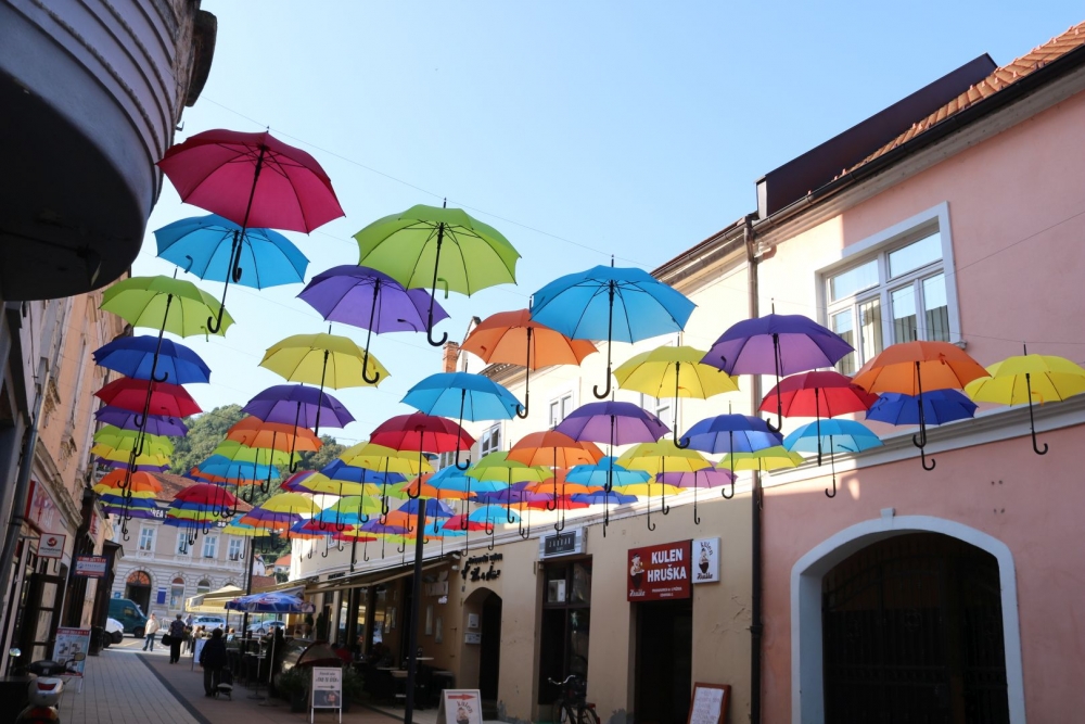 Požega spremna za Aurea Fest: Pješačka zona ukrašena kišobranima